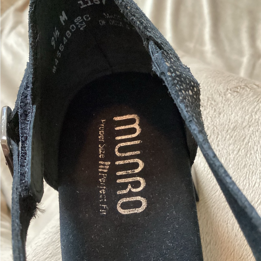 MUNRO Black Comfort  Metallic Leather Sandal — Worn Once Inside - Picture 7 of 8